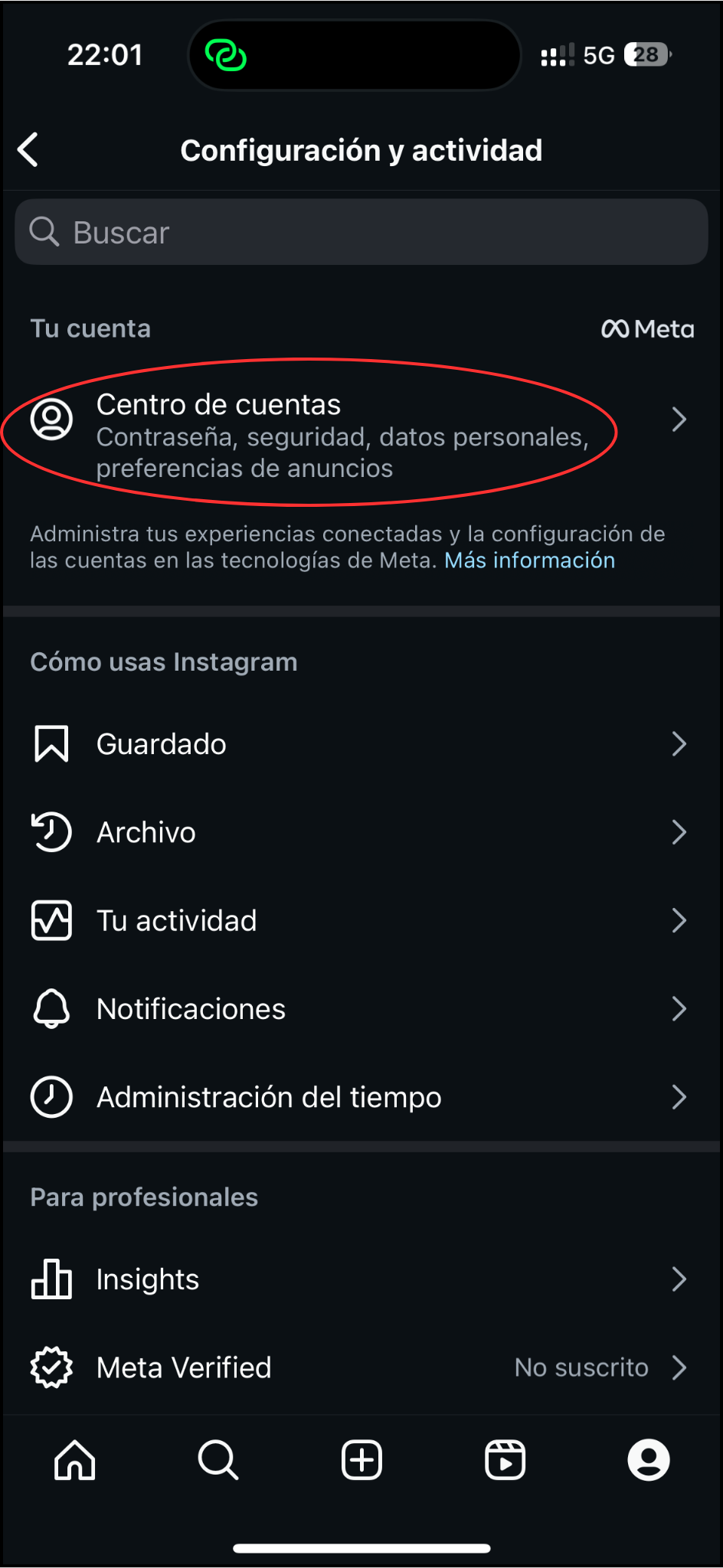 Accede a la sección Centro de cuentas desde Configuración y actividad en Instagram.