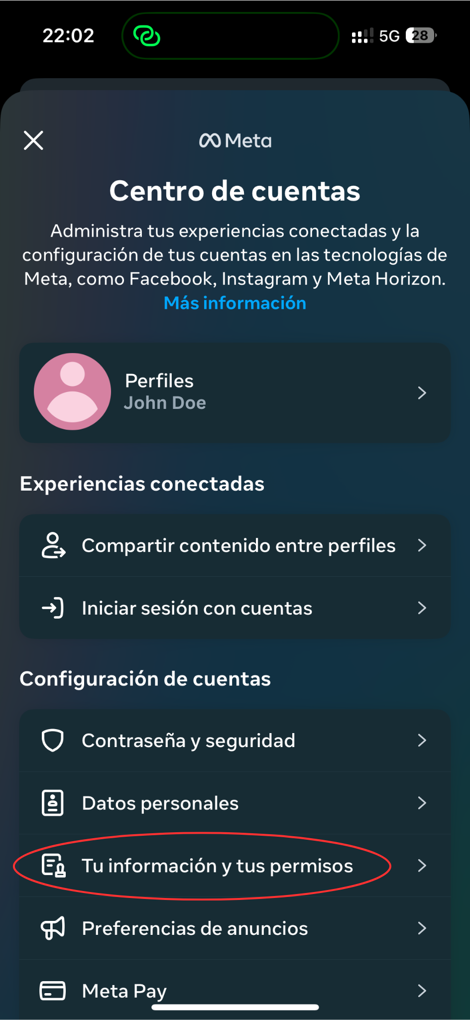 Selecciona la opción "Tu información y permisos" en el Centro de cuentas de Instagram.
